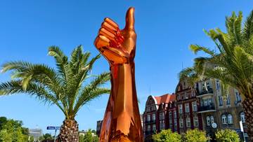 Kciuk za 300 tysięcy. Nowa, kontrowersyjna rzeźba w Gliwicach