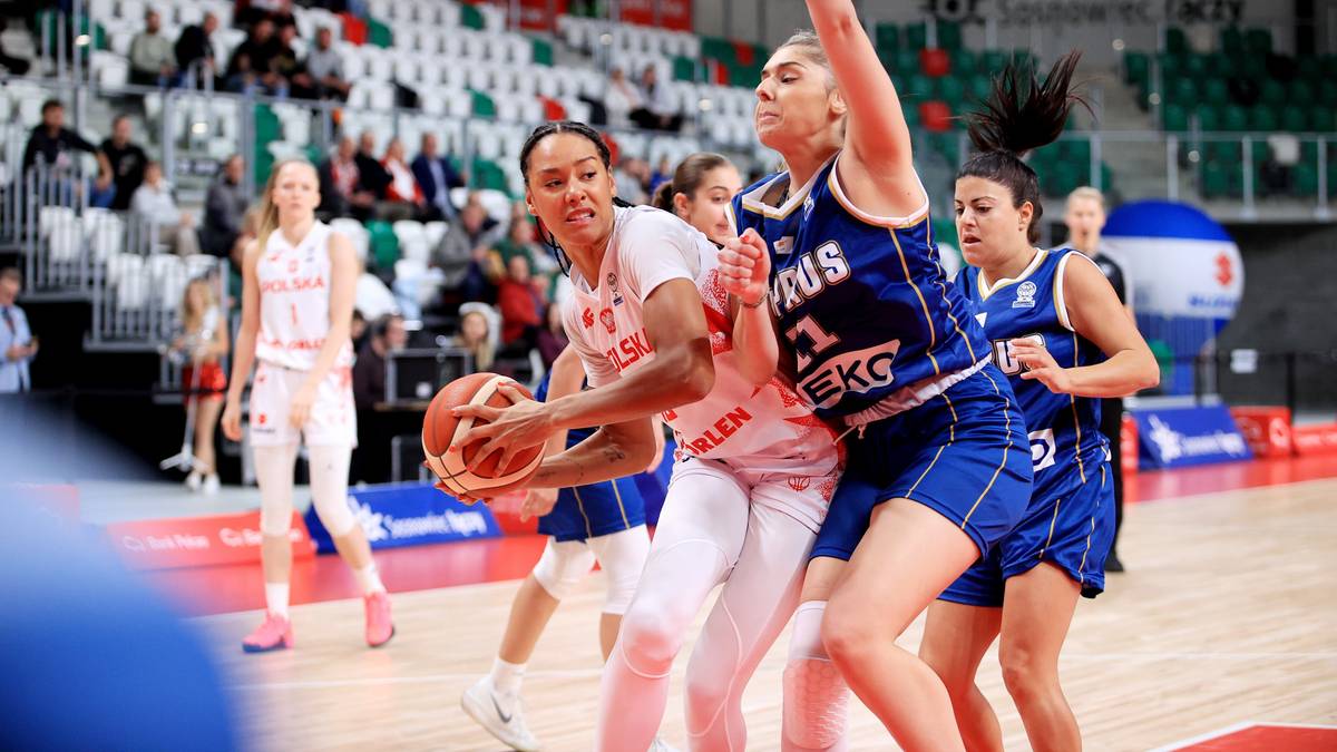 Dwie koszykarki walczą o piłkę na boisku.