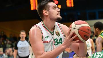 Gracz Śląska Wrocław z piłką w rękach przygotowuje się do rzutu.