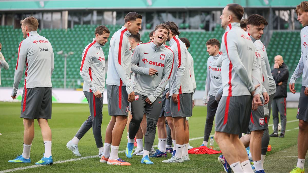 Piłkarze reprezentacji Polski w strojach treningowych na boisku piłkarskim