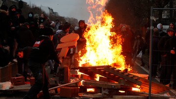 Demonstracja przeciwników obostrzeń w Brukseli. W policję rzucano kamieniami