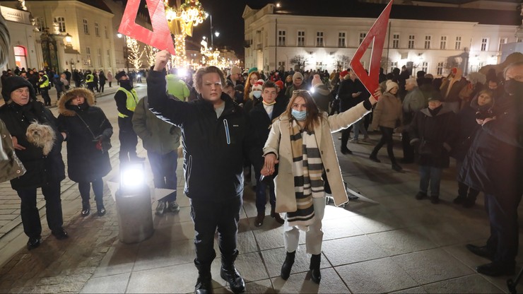 Warszawa. Polonez przed Pałacem Prezydenckim. Gest sprzeciwu wobec "lex Czarnek"