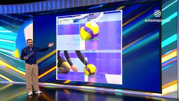 Mężczyzna w okularach analizuje na wielkim ekranie dwie klatki z meczu siatkówki, przedstawiające zagrywkę.