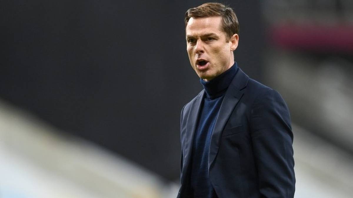 Scott Parker, trener Burnley, w granatowym golfie i marynarce, wpatrzony w bok z otwartymi ustami.