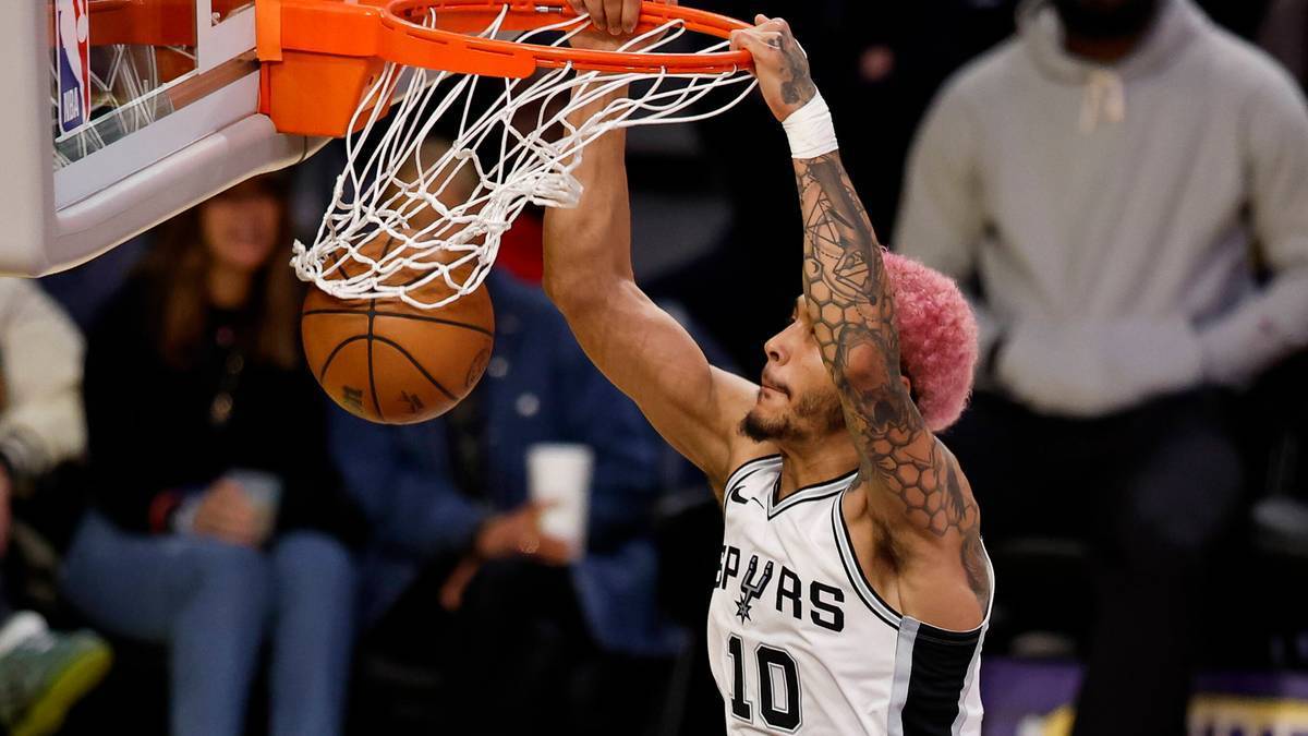 Gracz San Antonio Spurs Jeremy Sochan w akcji podczas meczu, wykonuje wsad do kosza.