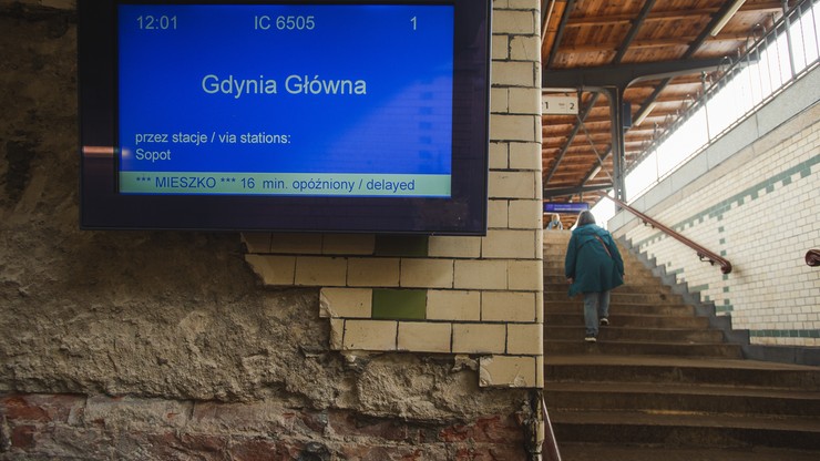 Gdańsk Oliwa: Zabytkowe płytki na dworcu skute podczas remontu. Urzędnicy zawiadomili policję