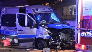 Rozbity radiowóz w centrum Warszawy. Policjanci ranni