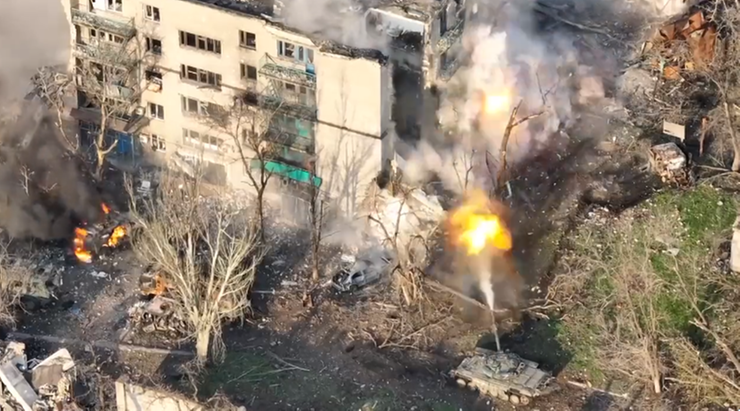 Wojna w Ukrainie. Rosyjski czołg ostrzelał w Mariupolu blok, w którym ukrywali się ludzie