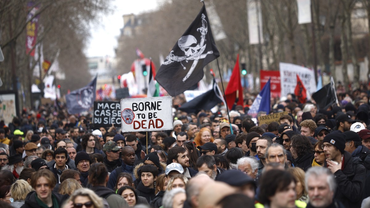 Francja podnosi wiek emerytalny specjalną procedurą. Protesty w Paryżu