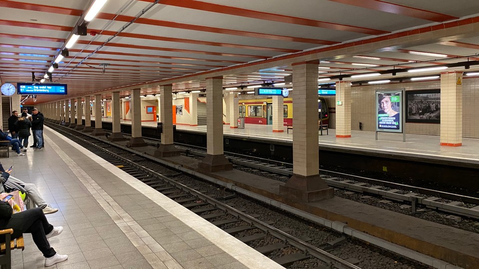 Obecne podziemne perony Kolei Miejskiej (S-Bahn)