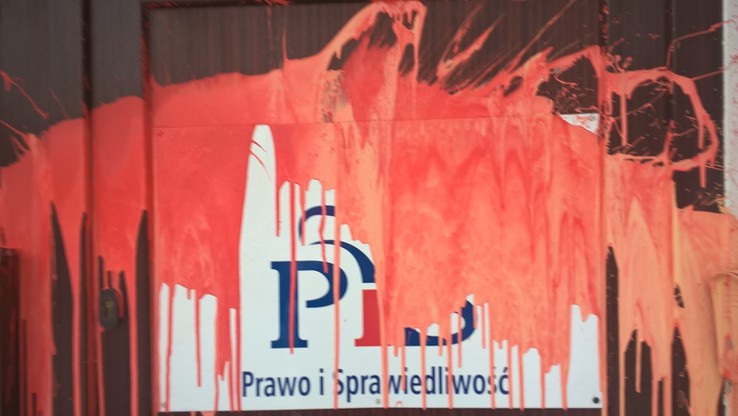 Siedziba PiS w Szczecinie oblana czerwoną farbą. "Atak na biuro poselskie jest napaścią polityczną"