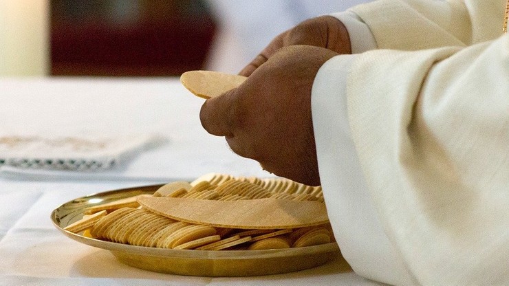 Komisja KEP: kapłanowi nie wolno w celebracji mszy św. niczego dodawać, opuszczać ani zmieniać