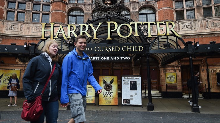 "Harry Potter i przeklęte dziecko" najlepiej sprzedającą się od 10 lat książką w Wielkiej Brytanii