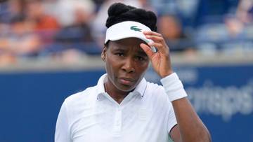 Portret tenisistki Venus Williams w białej koszulce polo i białej opasce na głowie, z dłonią dotykającą opaski.