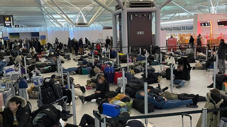Wielka Brytania: Grupa uczniów utknęła na lotnisku pod Londynem