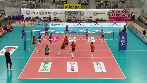 Mecz siatk&oacute;wki, zawodniczki w akcji na boisku.