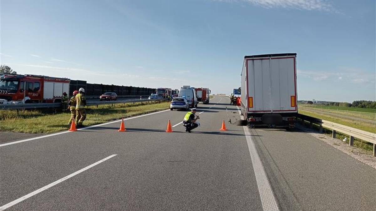 Tragiczny wypadek na A1. Kierowca ciężarówki zatrzymał się, żeby zmienić koło