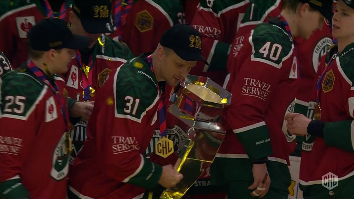 Drużyna hokejowa Frolunda HC w strojach z numerami świętuje zwycięstwo z pucharem.