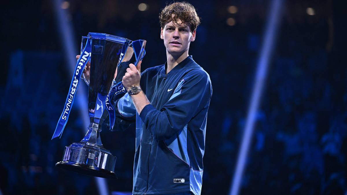 Jannik Sinner z pucharem ATP Finals
