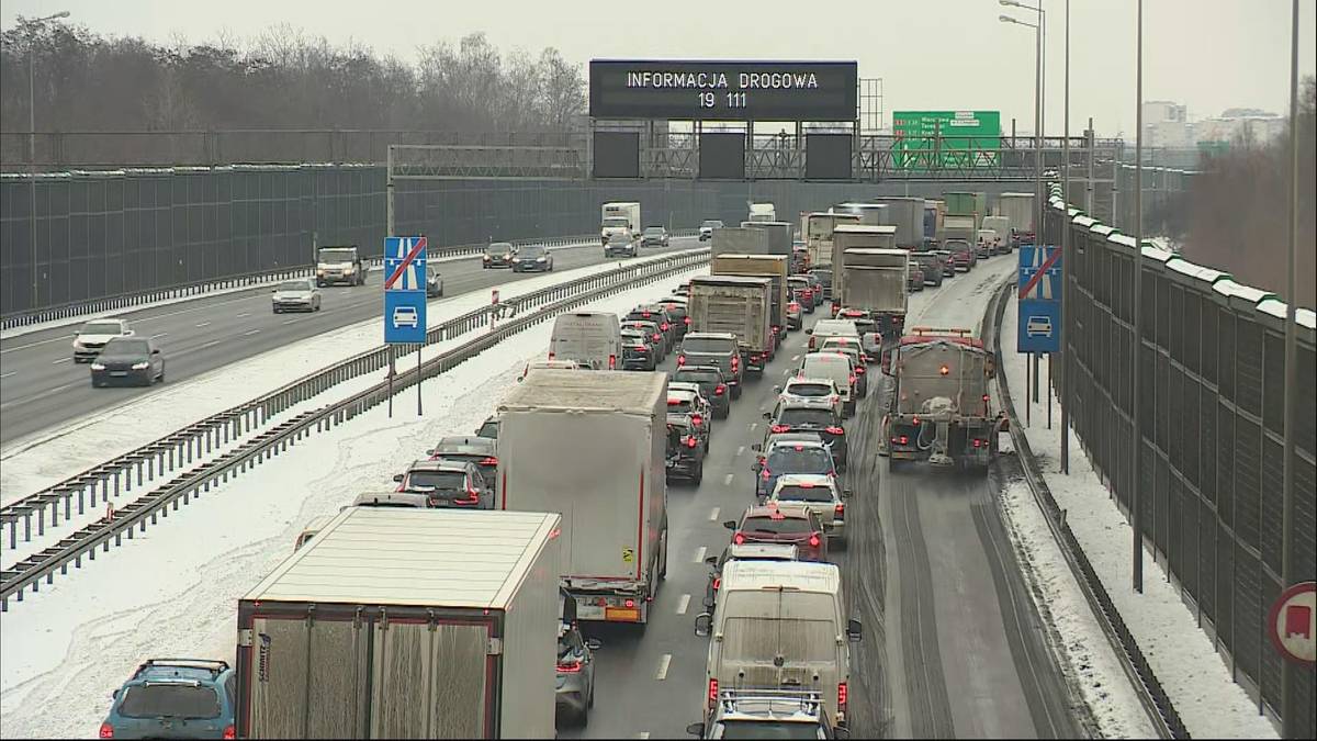 Korek samochod&oacute;w na autostradzie A2 w zimowy dzień.