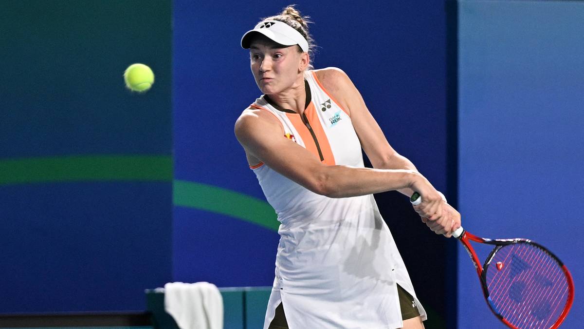 Elena Rybakina, tenisistka, uderza piłkę rakietą podczas meczu na turnieju WTA w Ningbo.