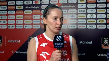 Magdalena Jurczyk w czerwonym stroju sportowym udziela wywiadu, trzymając mikrofon z logo Polsat Sport na tle ścianki sponsorów.