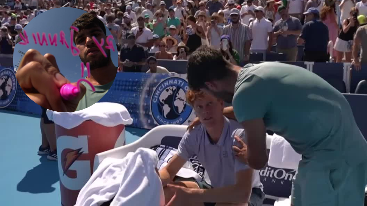 Carlos Alcaraz pociesza Jannika Sinnera po meczu tenisowym, po czym podpisuje się na kamerze.