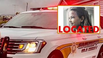 Zdjęcie przedstawia radiow&oacute;z policyjny z włączonymi sygnałami świetlnymi. Nałożony na niego jest prostokątny obrazek z twarzą młodej dziewczynki, na kt&oacute;rym widnieje napis "LOCATED".