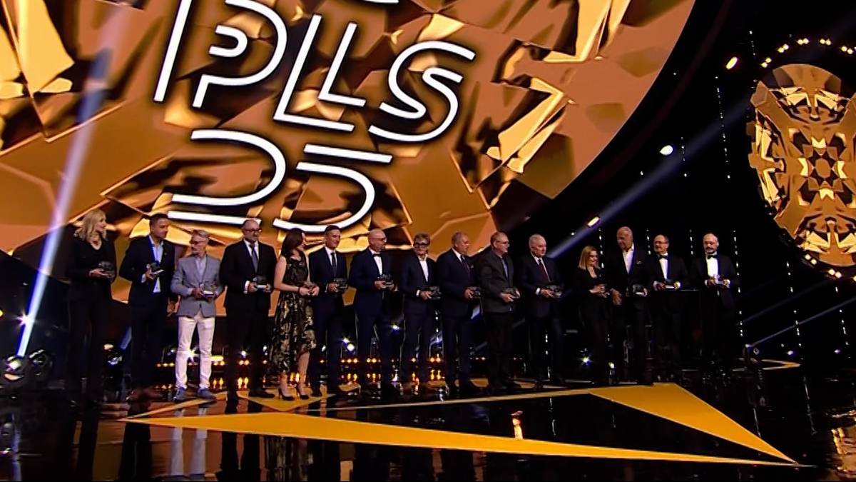 Grono osób stoi na scenie przed dużym napisem "PLLS 25". W tle znajduje się złota, geometryczna dekoracja.