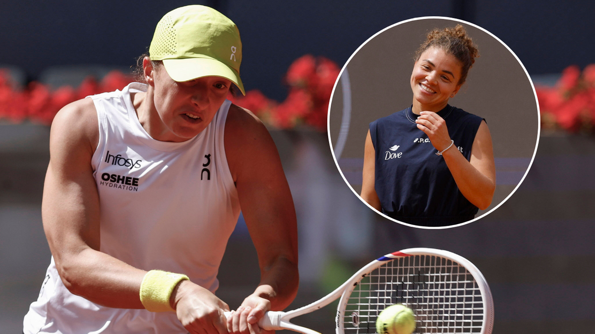 Iga Świątek grająca w tenisa, w tle w mniejszym kadrze widoczna inna zawodniczka.