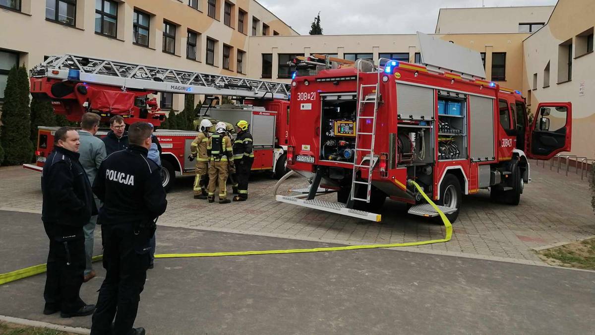 Wielka ewakuacja szkoły. Płomienie w jednym z pomieszczeń