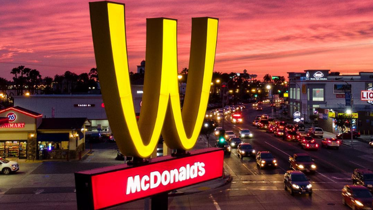 McDonald's i MTV odwróciły swoje loga. Z okazji Dnia Kobiet