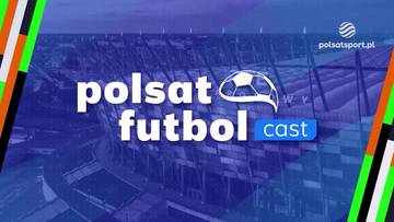 Logo Polsat Futbol Cast na tle stadionu piłkarskiego.