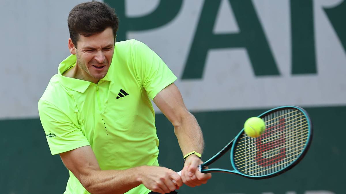 Hubert Hurkacz gra w tenisa, uderzając piłkę rakietą.