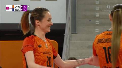 Dwie siatkarki w pomarańczowych strojach sportowych podczas meczu.