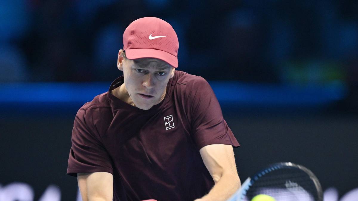 Jannik Sinner w akcji na korcie tenisowym, przygotowuje się do uderzenia piłki.