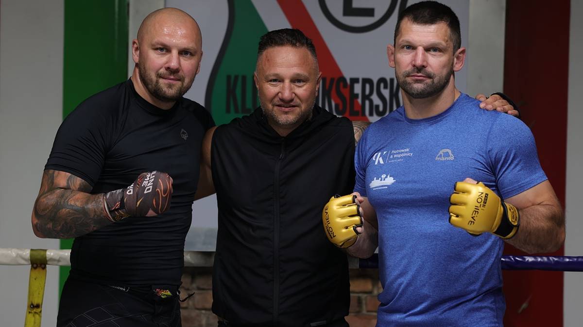 Trzech mężczyzn w strojach sportowych pozuje do zdjęcia, dwóch z nich ma na rękach rękawice bokserskie.