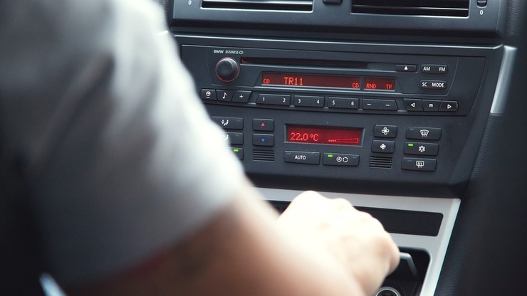 "Rz": Poczta Polska sprawdza, czy firmy zarejestrowały odbiorniki radiowe w samochodach