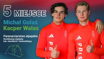 Dw&oacute;ch mężczyzn w czerwonych strojach narciarskich z białymi napisami "POLSKA" daje kciuk w g&oacute;rę.