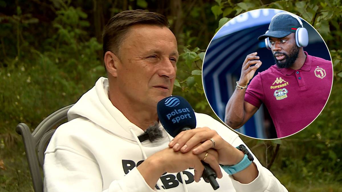 Jerzy Hajto wypowiada się do mikrofonu, w okręgu w tle widać postać piłkarza w stroju sportowym.