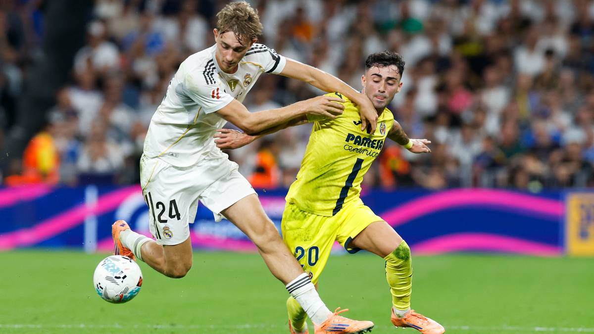 Piłkarz Realu Madryt w białej koszulce z numerem 24 próbuje odebrać piłkę piłkarzowi w żółtej koszulce.