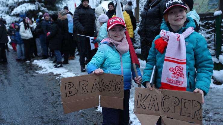 Kibice na powitaniu Kacpra Tomasiaka