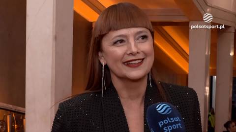 Hanna Wawrowska w czarnej marynarce, uśmiecha się z mikrofonem Polsat Sport.