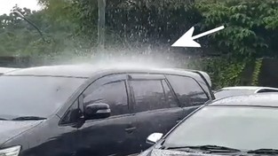 08.11.2021 05:58 Nie mógł uwierzyć w to, co widział. Deszcz padał tylko na jedno auto. Jak to w ogóle możliwe? [WIDEO]