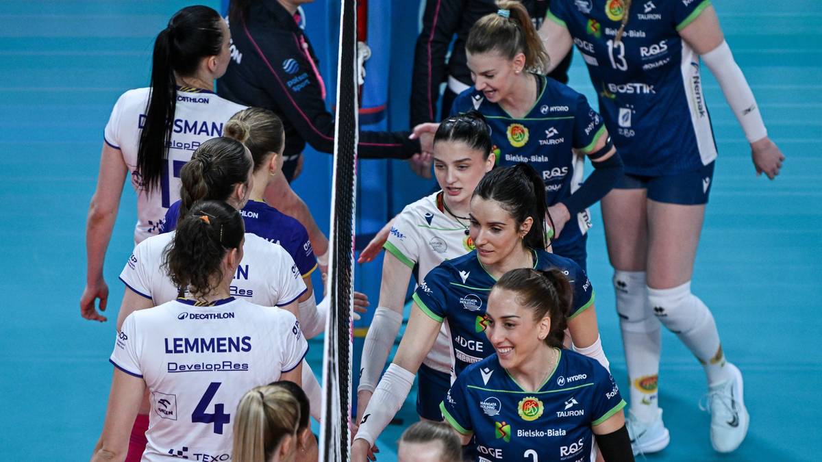 Siatkarki Developresu Rzesz&oacute;w i BKS Bostik ZGO Bielsko-Biała podczas meczu, widoczne fragmenty zawodniczek obu drużyn przy siatce.