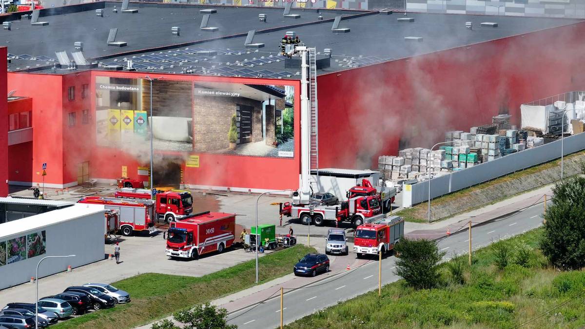 Pożar marketu budowlanego. Płoną chemikalia, apel do mieszkańców