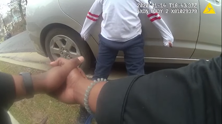 Policjanci zakuli 5-latka w kajdanki. Przekonywali matkę, by zaczęła go bić