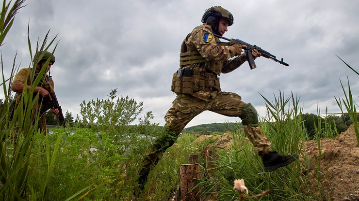 Amnesty International: Rosja łamie prawo wojenne, Ukraina też
