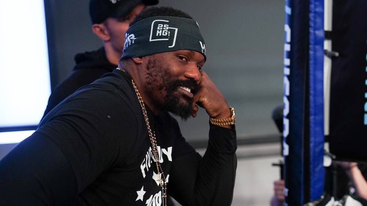 Portret boksera Dereka Chisory w czarnej bluzie i opasce na głowie.