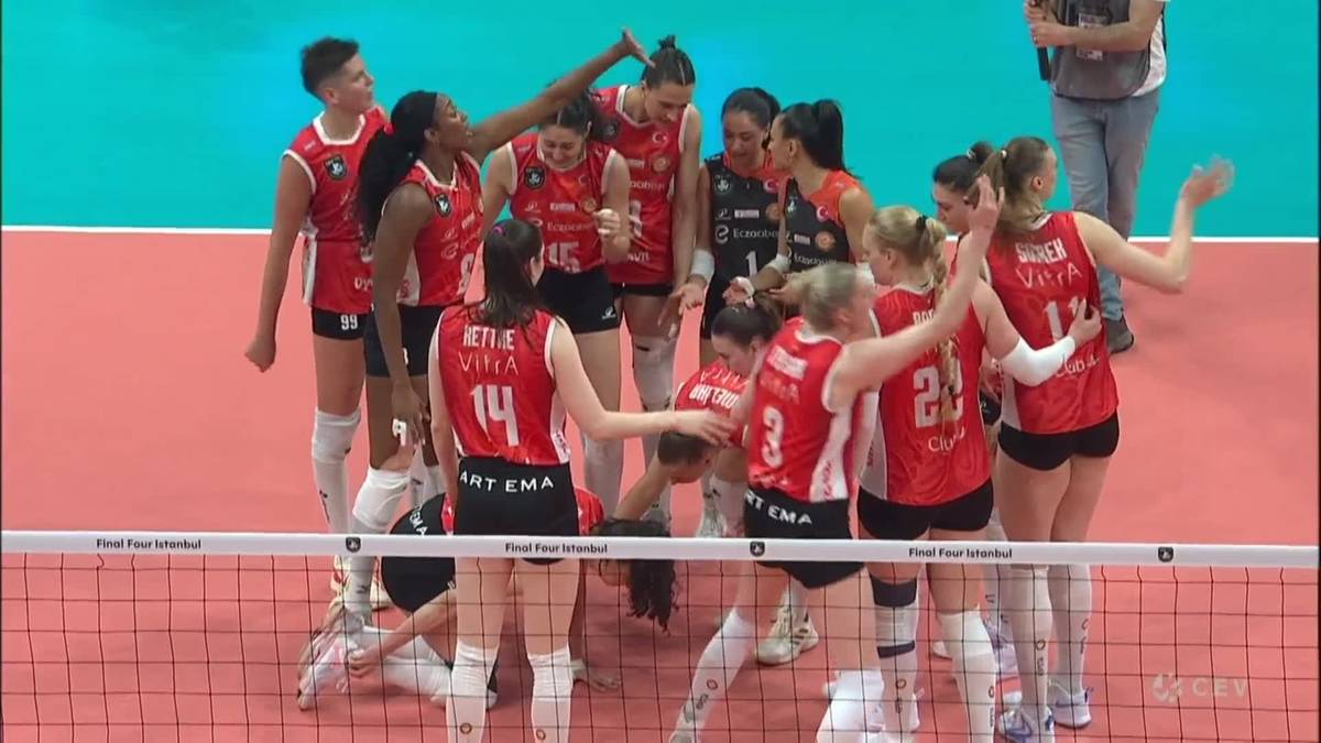 Drużyna Eczacibasi Dynavit Stambuł świętuje zwycięstwo w p&oacute;łfinale Ligi Mistrzyń siatkarek.